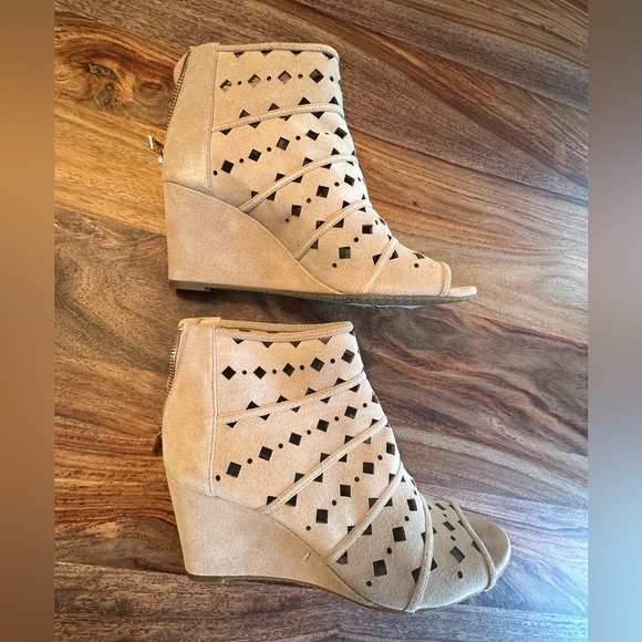 Michael Kors Uma Khaki Suede Wedge - Size 9 - Picture 5 of 8